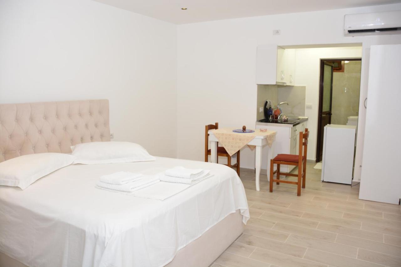 Mico'S Apartments Vlore Exterior photo